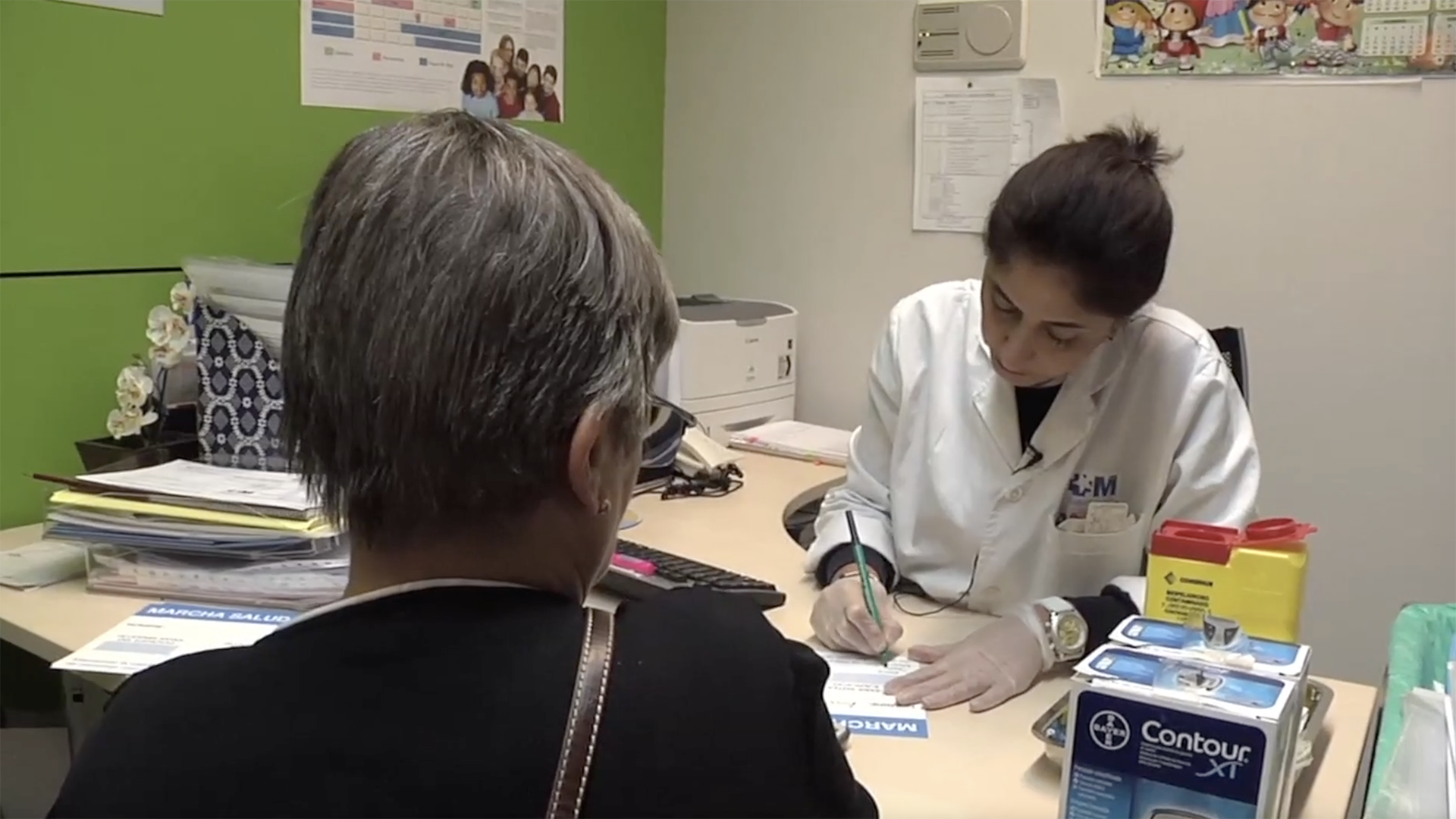 Enfermera prescribe un tratamiento para una paciente