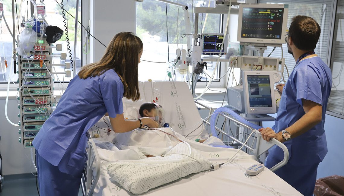 Enfermera de pediatría con niño en UCI