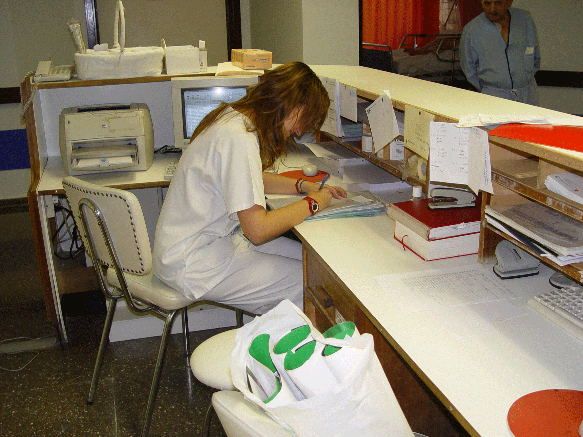 Enfermera escribiendo