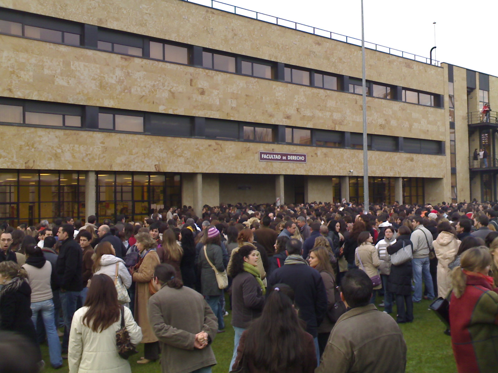 OPE de Salamanca opositores a la entrada en 2006