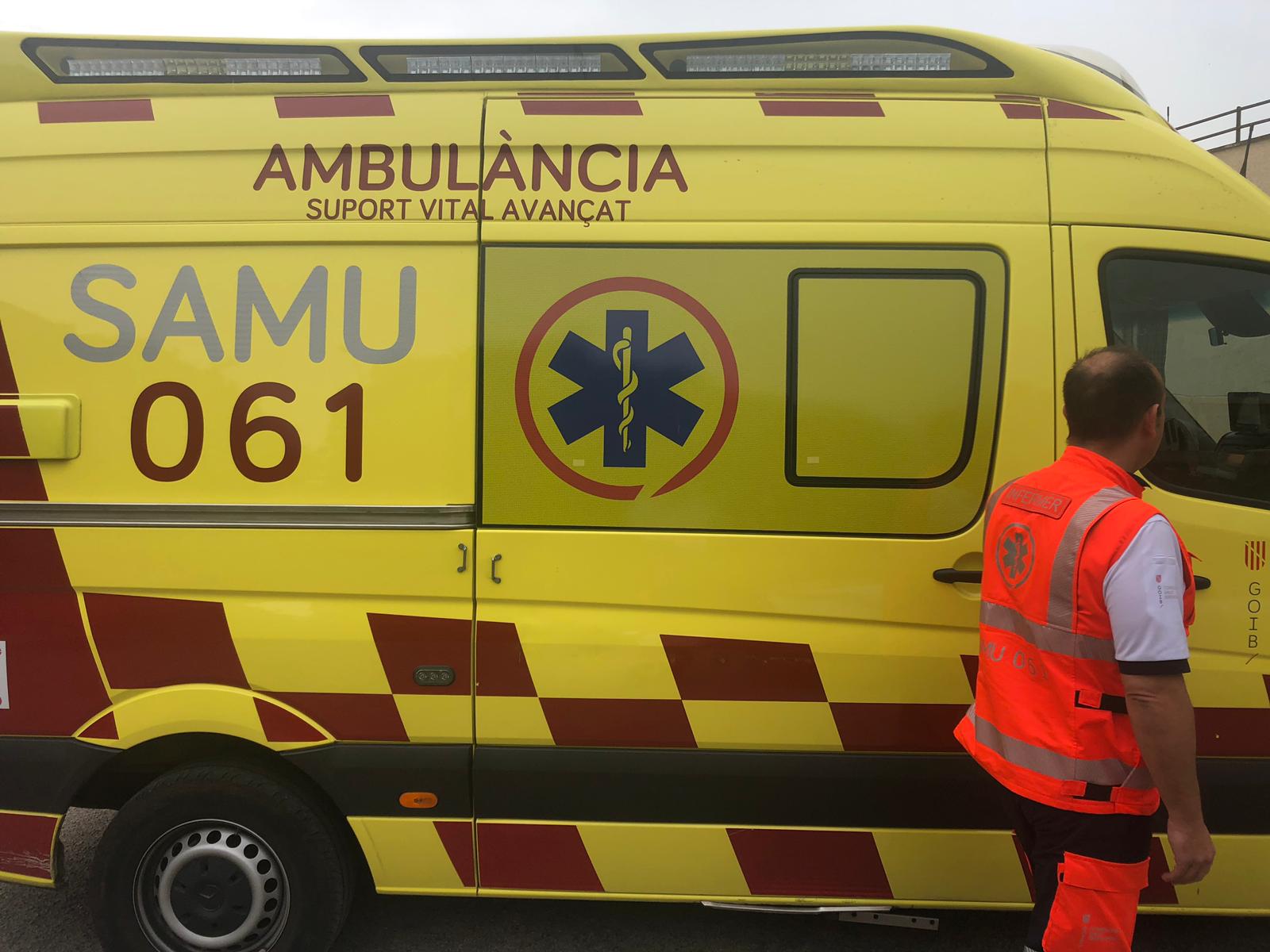 Ambulancia y enfermero 061