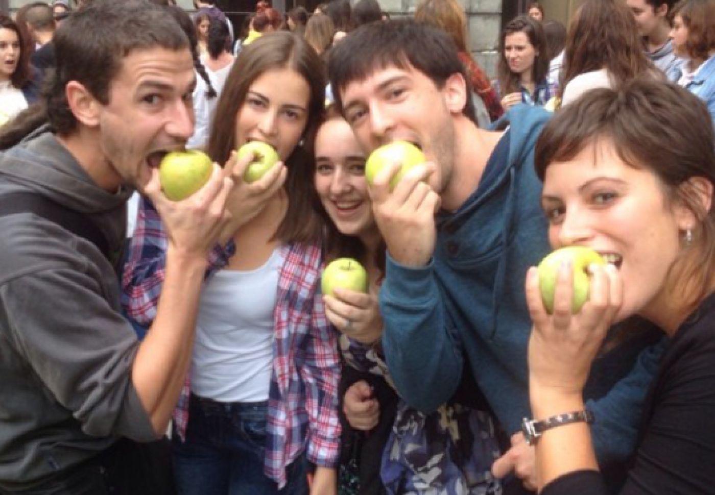 Universitarios comiendo
