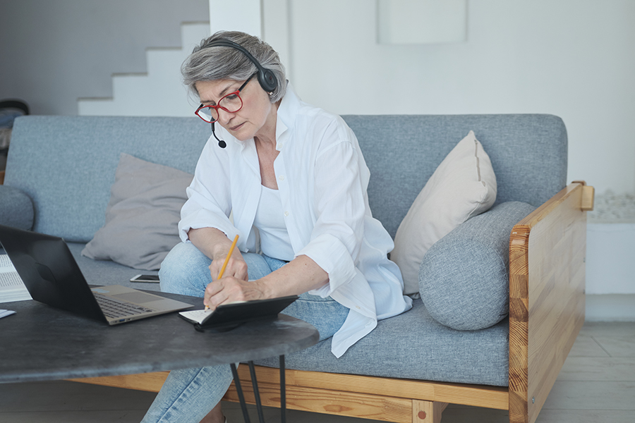 Senior aprendiendo idiomas