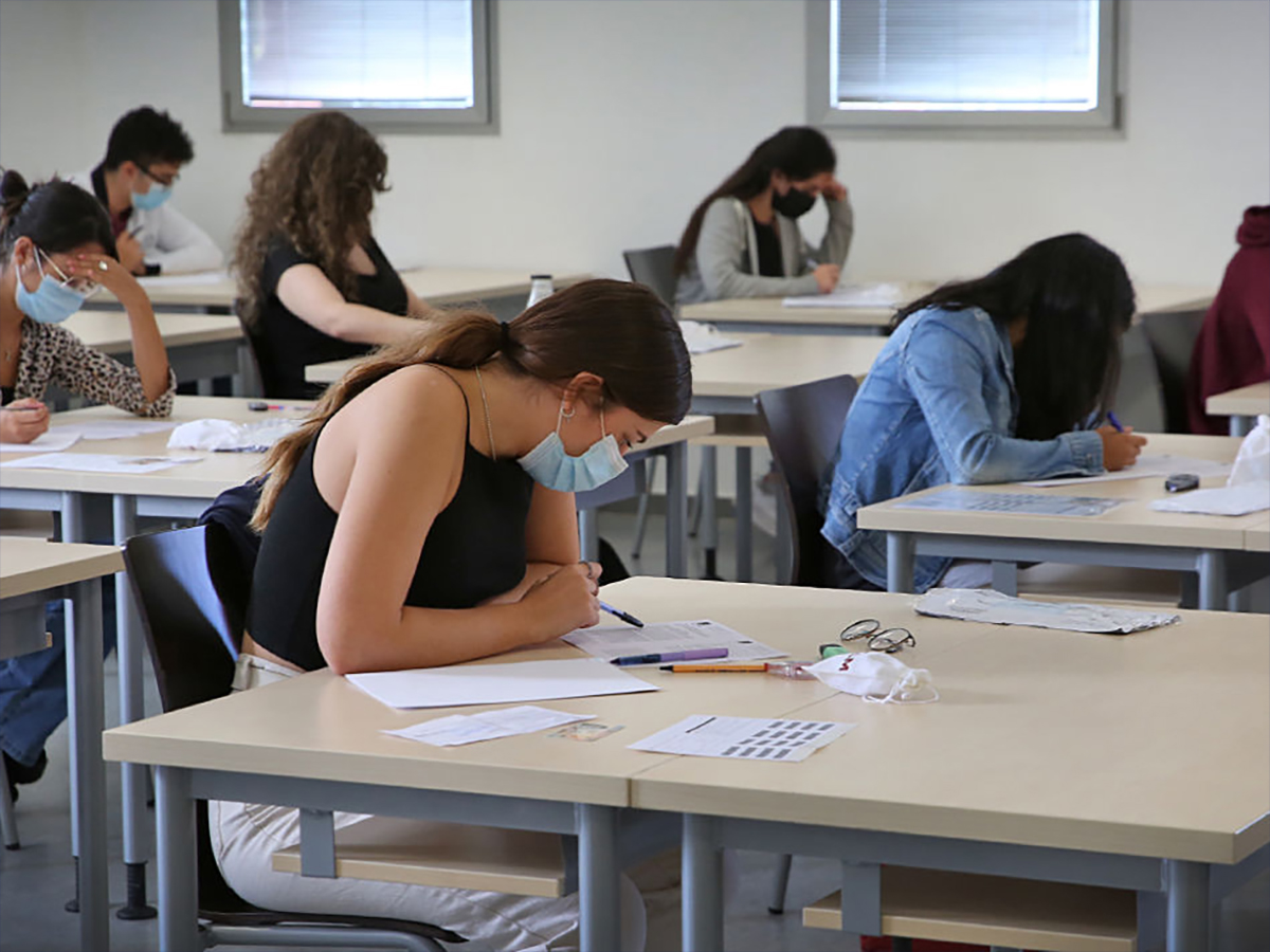 Grupo de jóvenes realiza un examen en tiempos del COVID 19