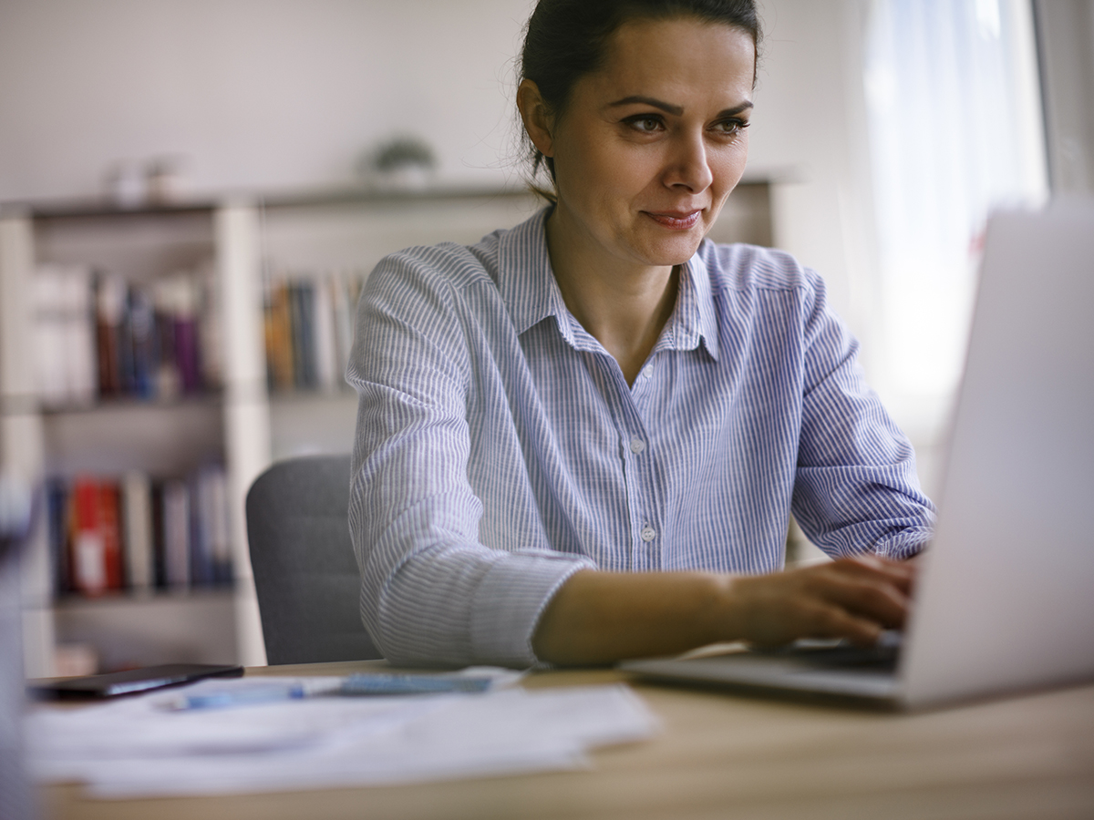 Mujer consulta su ordenador