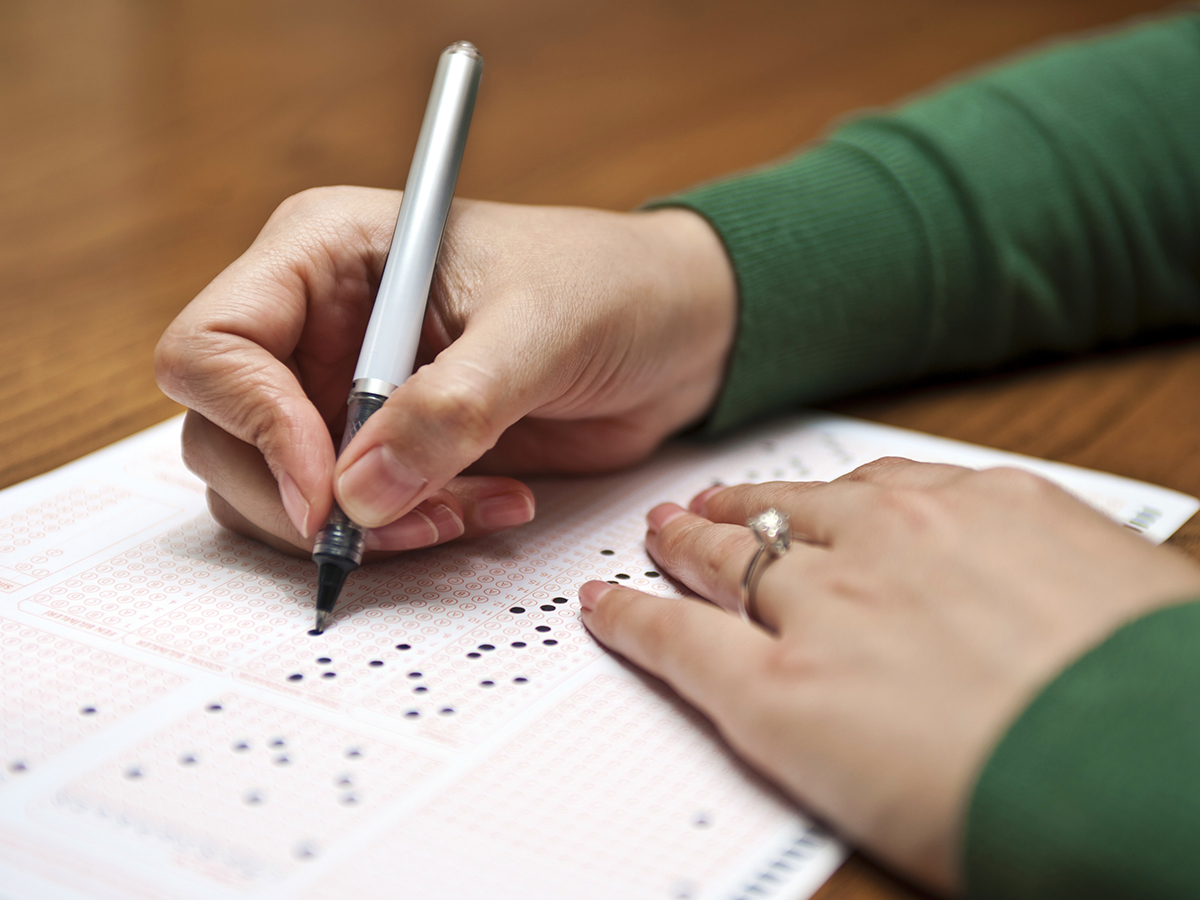 Mujer realiza un examen tipo test