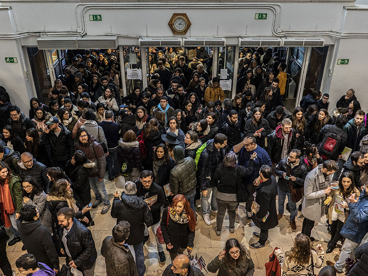 Multitud de personas espera para poder realizar el examen EIR