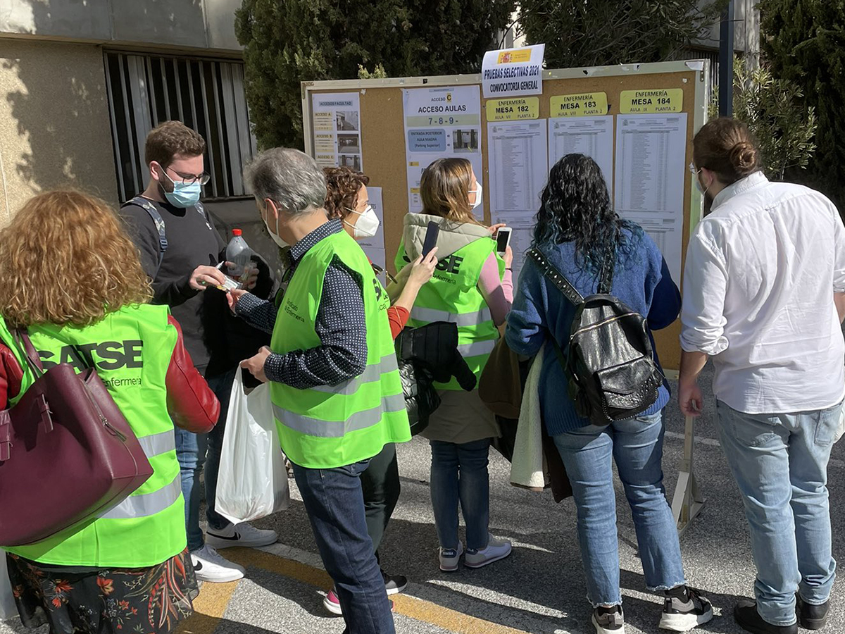 Un grupo de delegados de SATSE ayuda a las enfermeras y enfermeros que se presentan al último examen EIR