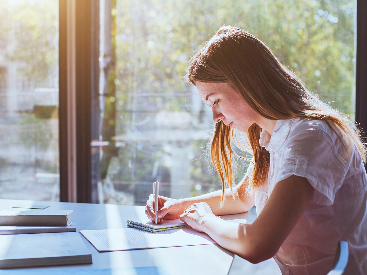 Una chica estudia para el examen EIR