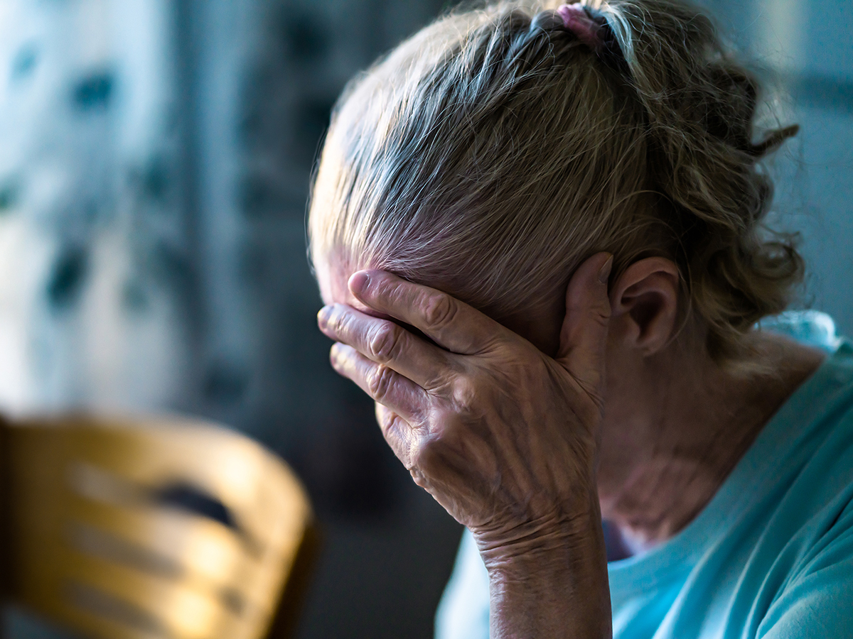 Anciana triste que sufre alzheimer, depresión, senilidad o demencia