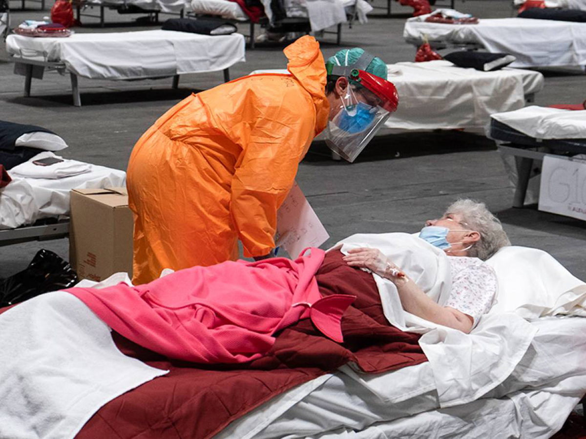 Enfermera atiende a una persona mayor víctima del COVID-19