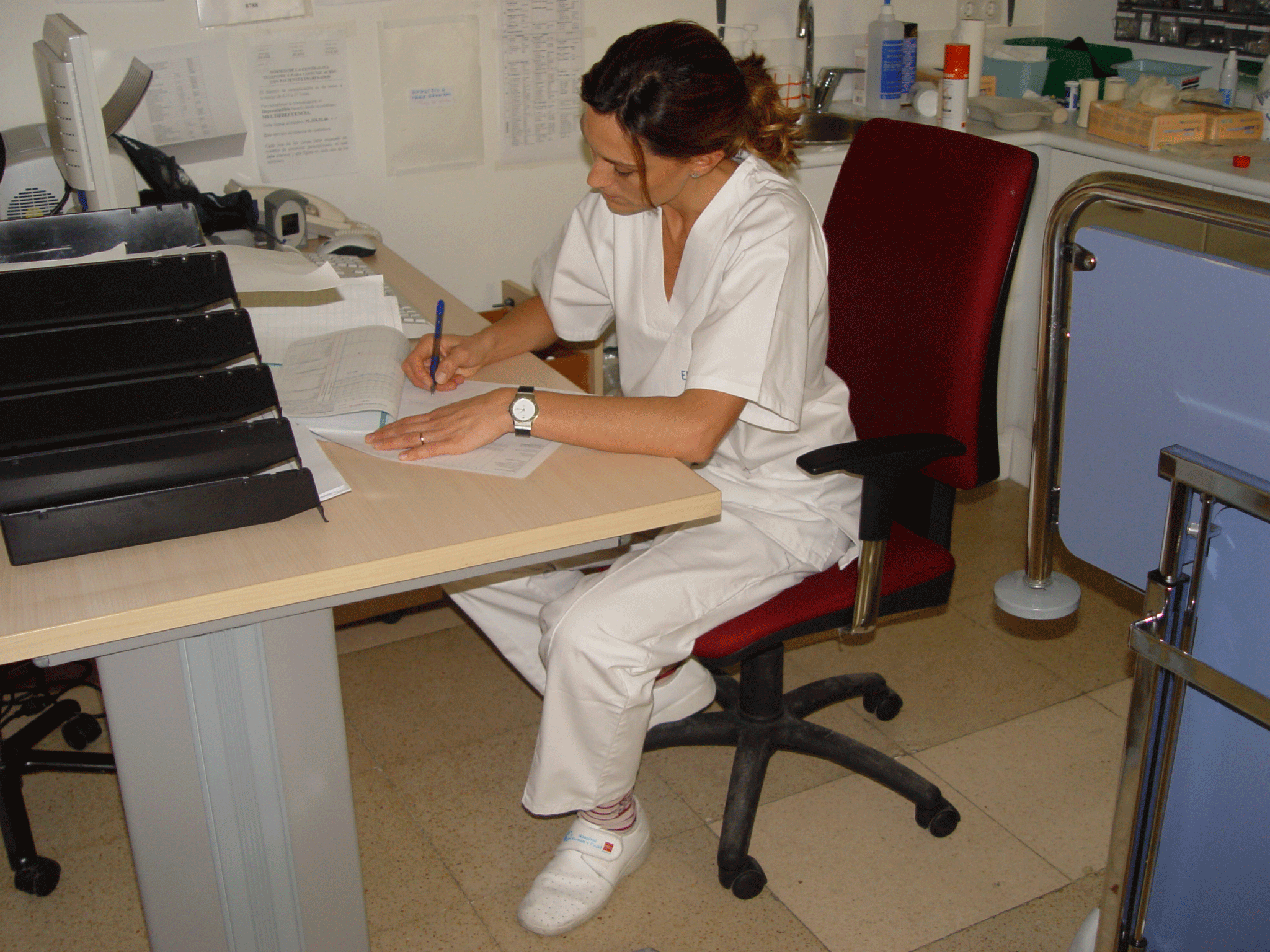 Enfermera escribiendo