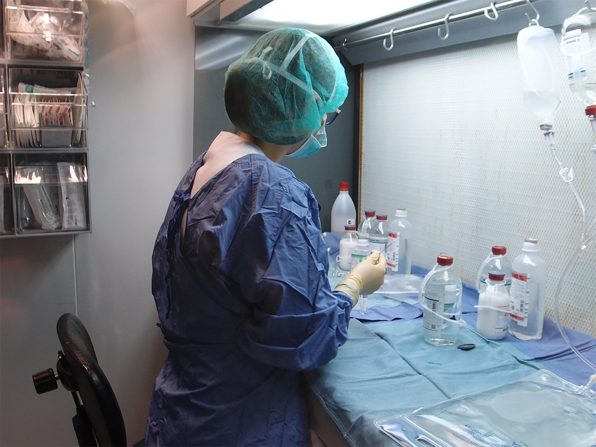 Enfermera manejando medicamentos peligrosos