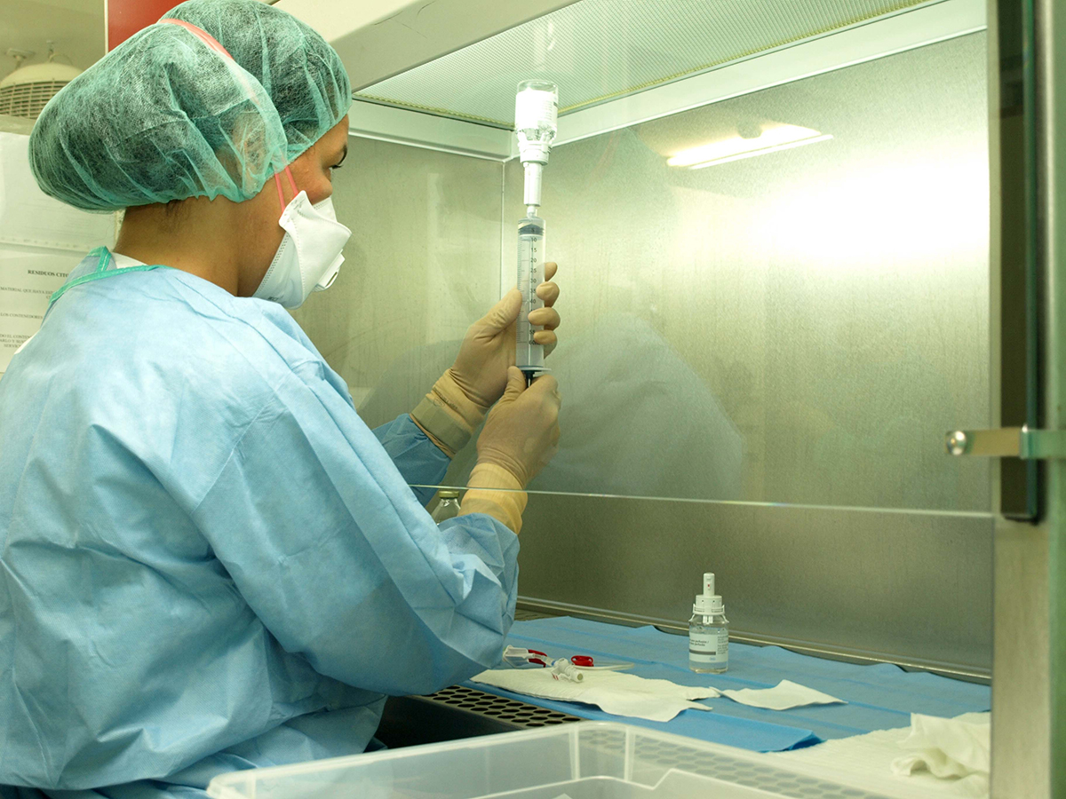 Enfermera manipula medicamentos peligrosos