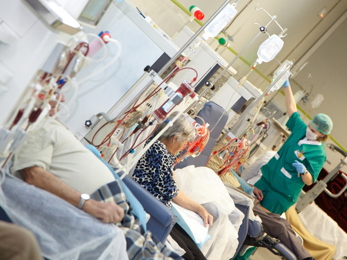 Enfermera monitorizando y atendiendo a varios pacientes