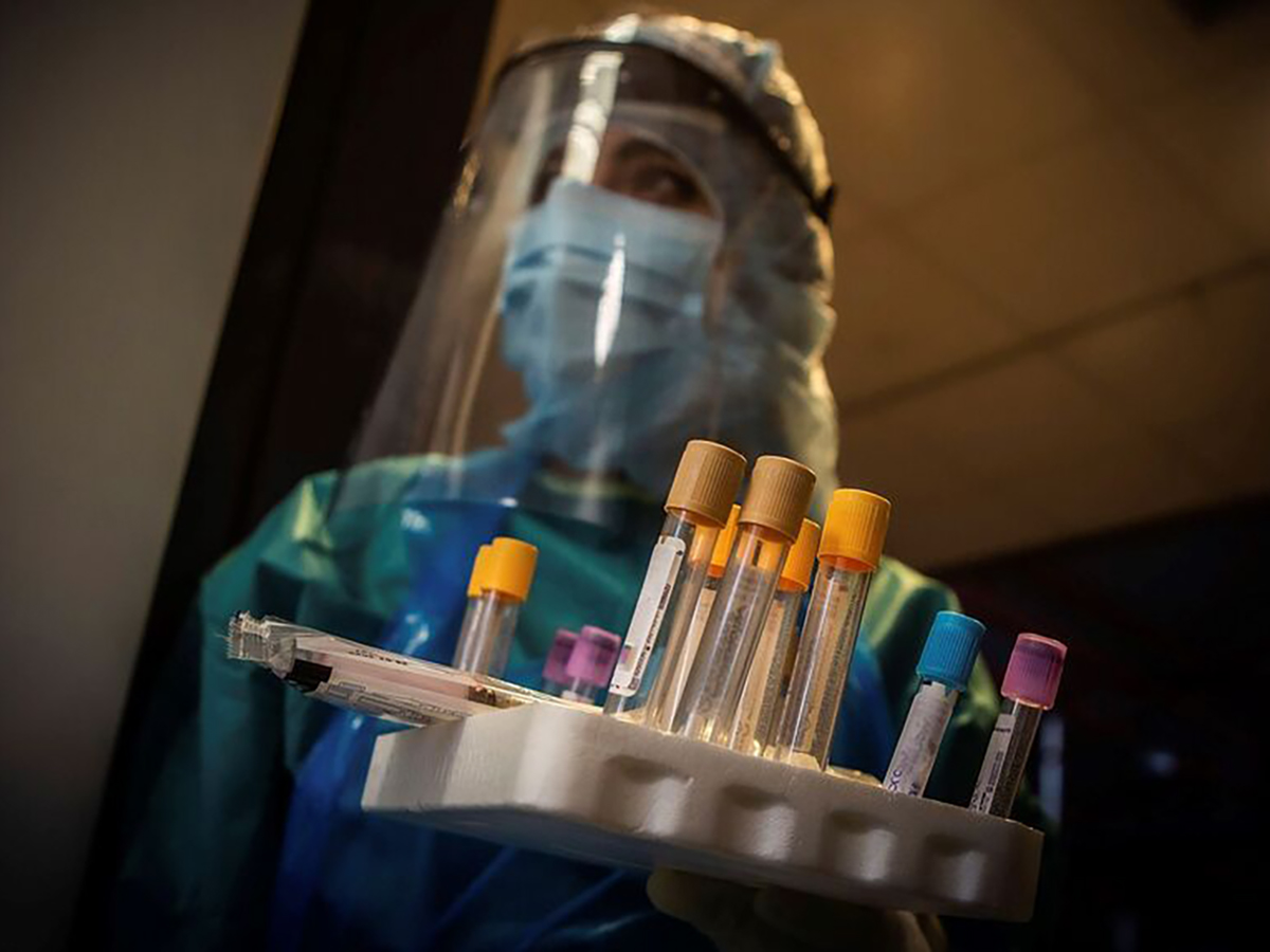 Enfermera preparada para recoger muestras en plena crisis del COVID 19
