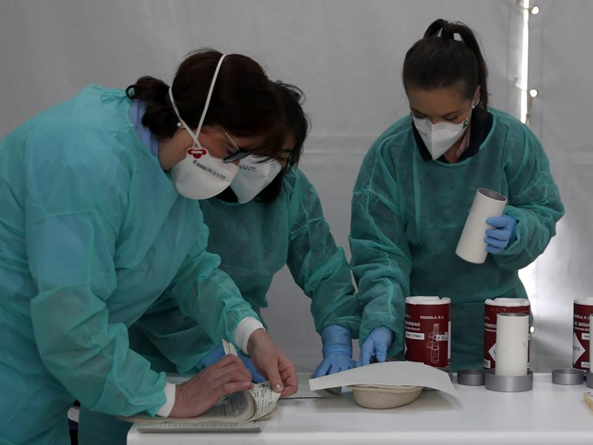 Enfermeras trabajando en plena emergencia sanitaria por el COVID 19