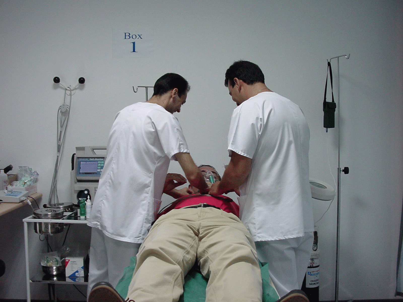 Enfermeros atendiendo a un paciente