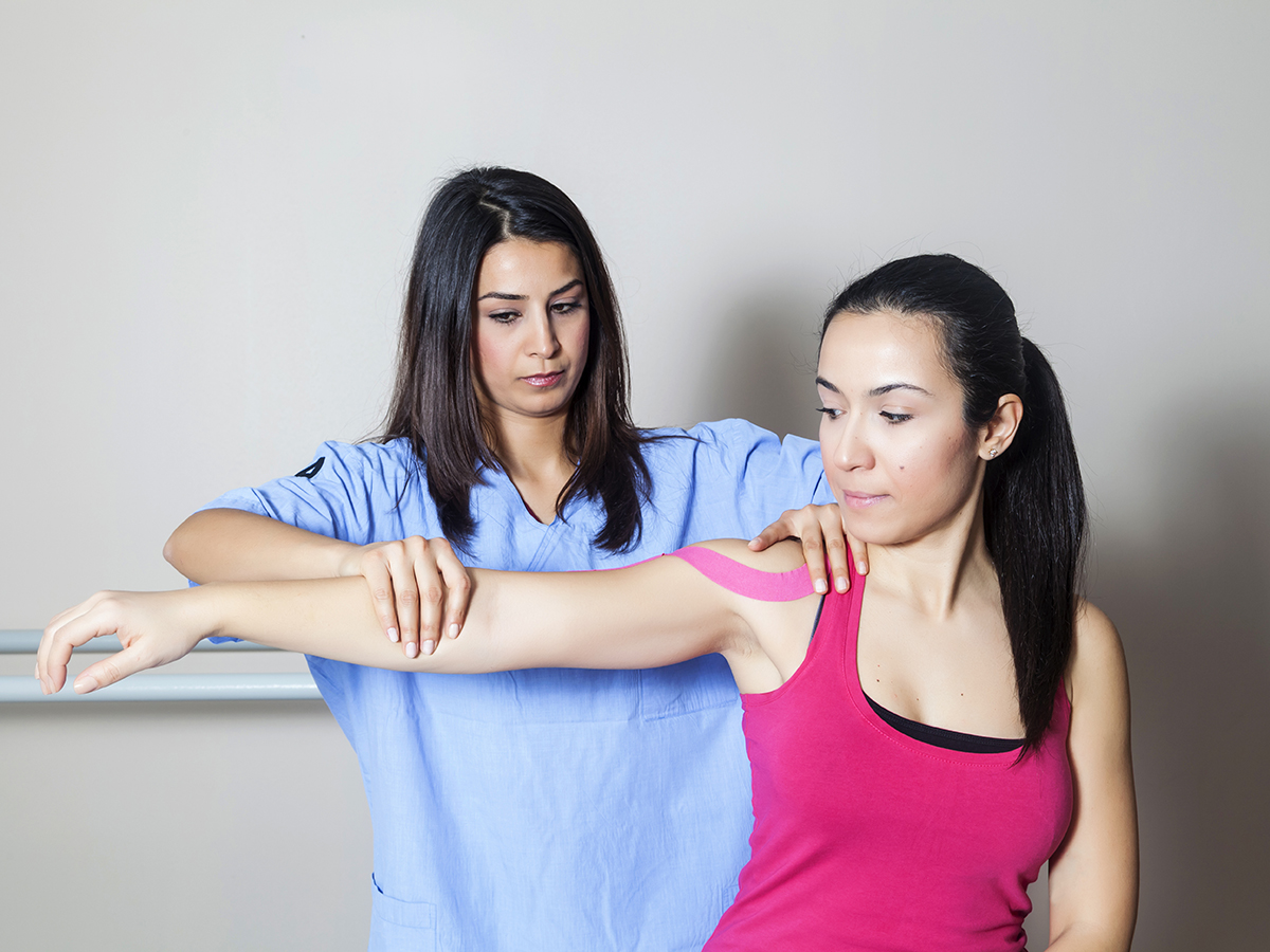 Fisioterapeuta atienda a una mujer