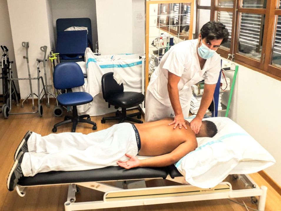 Fisioterapeuta atiende a un paciente en Baleares