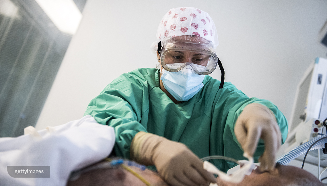 Enfermera limpia una traqueotomía efectuada a un paciente de COVID en el Hospital de Vinalopó