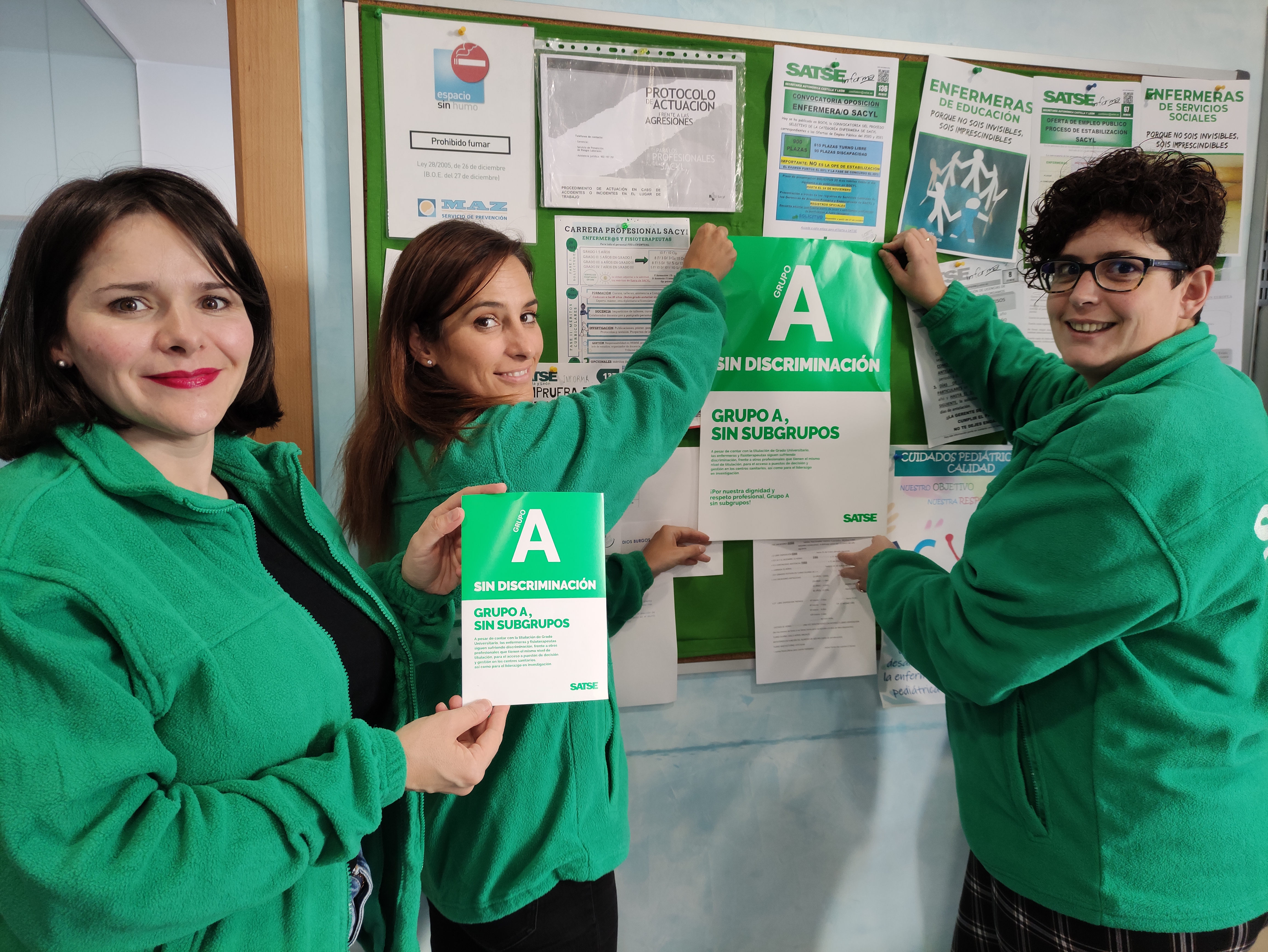Delegadas de SATSE Castilla y León con carteles para reclamar que las enfermeras y fisioterapeutas estén en el Grupo A