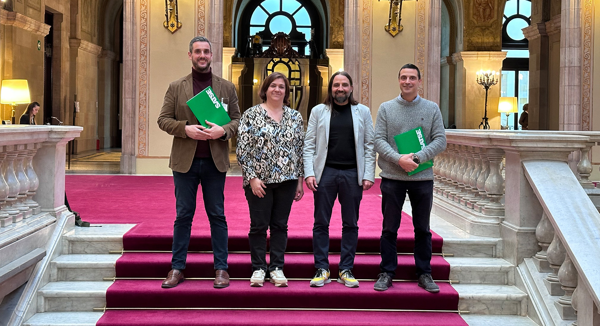 Representantes de SATSE i ERC en las escaleras del Parlament de Catalunya