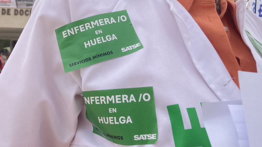 Cartel de enfermera en servicios mínimos durante una huelga en el SAS