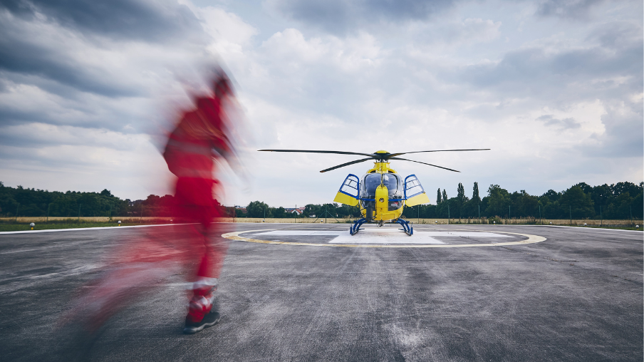 Enfermera asiste en helicóptero