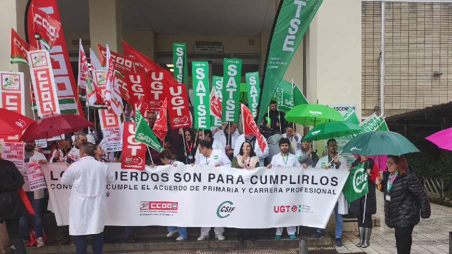 Concentración a las puertas del Hospital Provincial de Córdoba.
