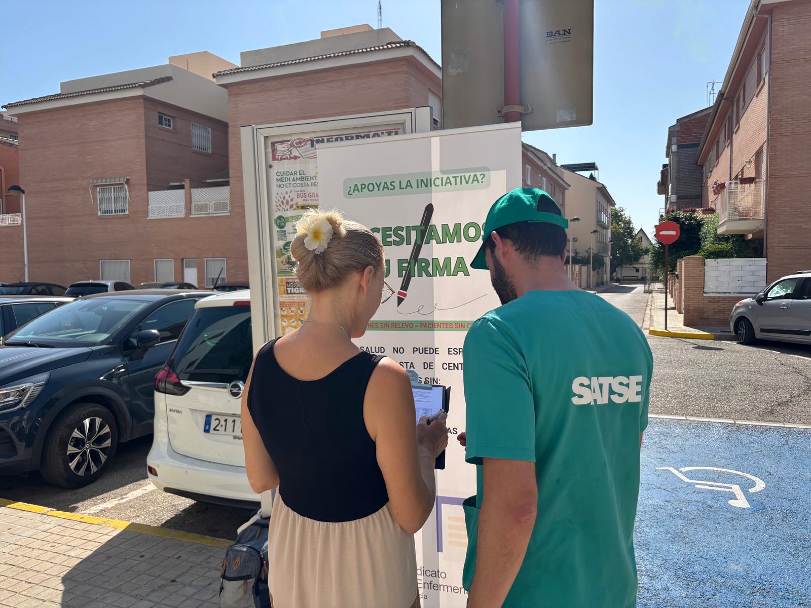 dos personas firmando