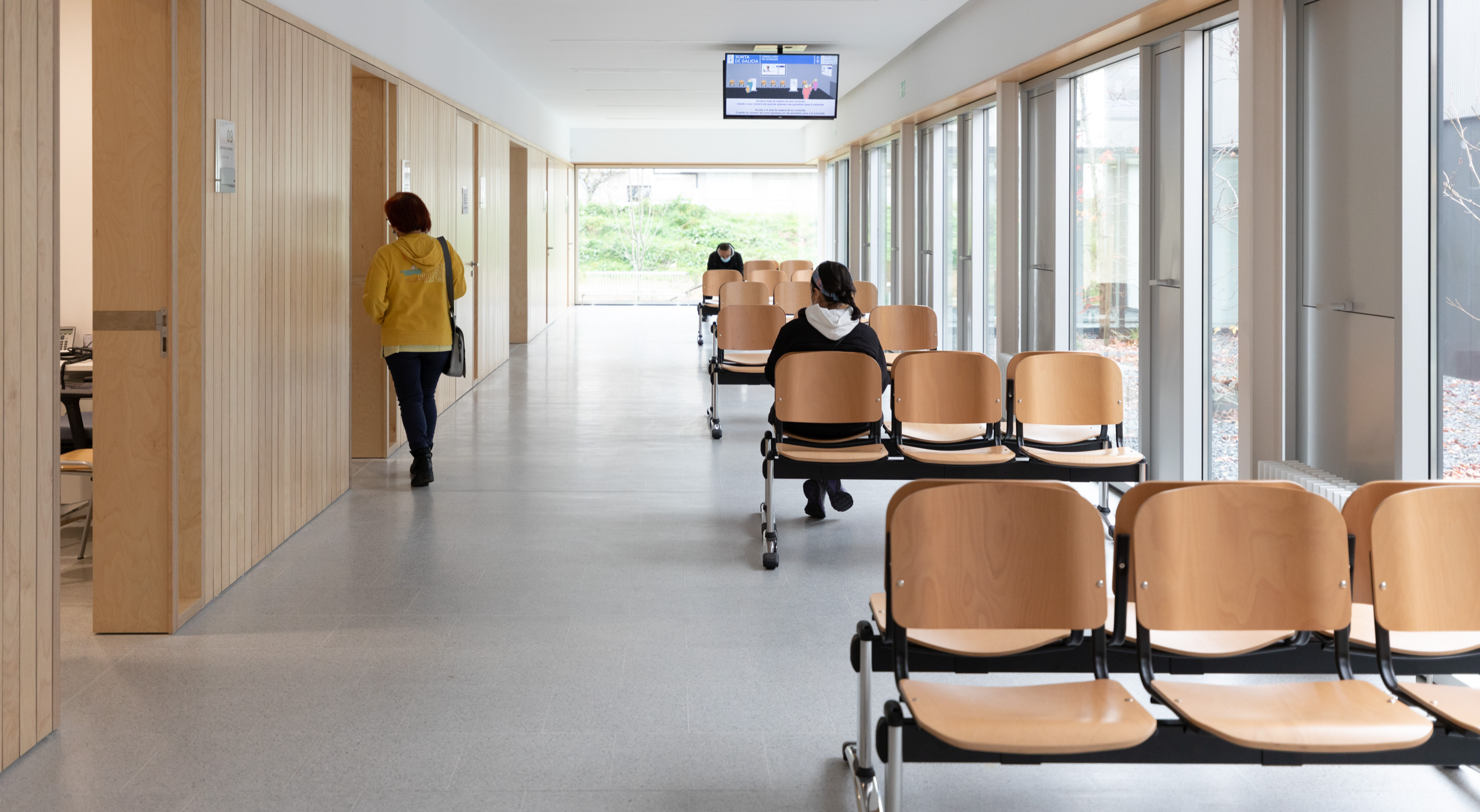 Personas aguardan su turno en la sala de espera un centro sanitario privado