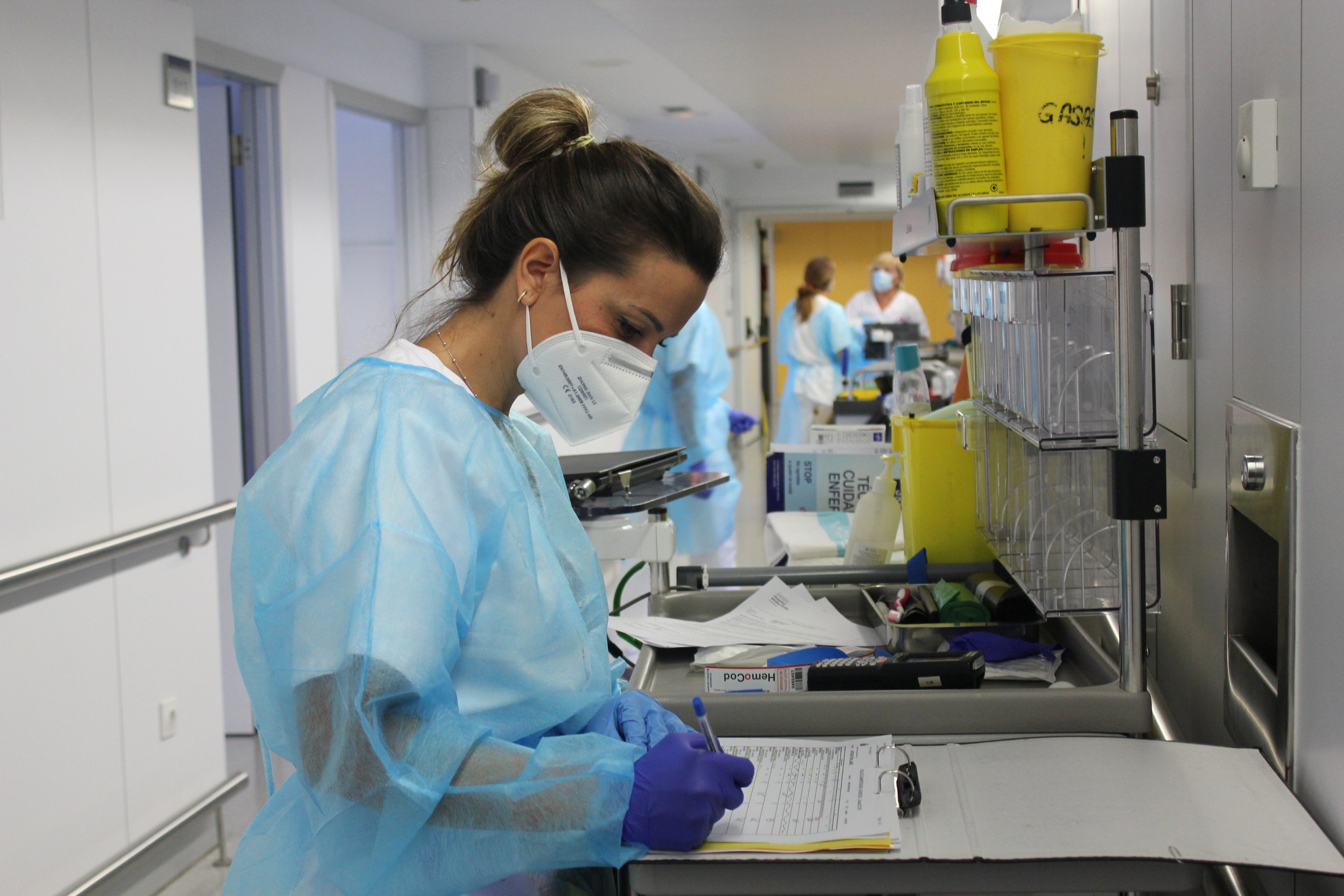 Enfermera toma notas en la planta de un hospital de Baleares