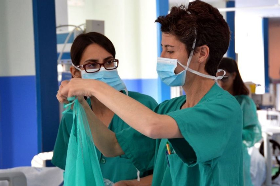 Enfermeras se preparan ante la intervención de un paciente