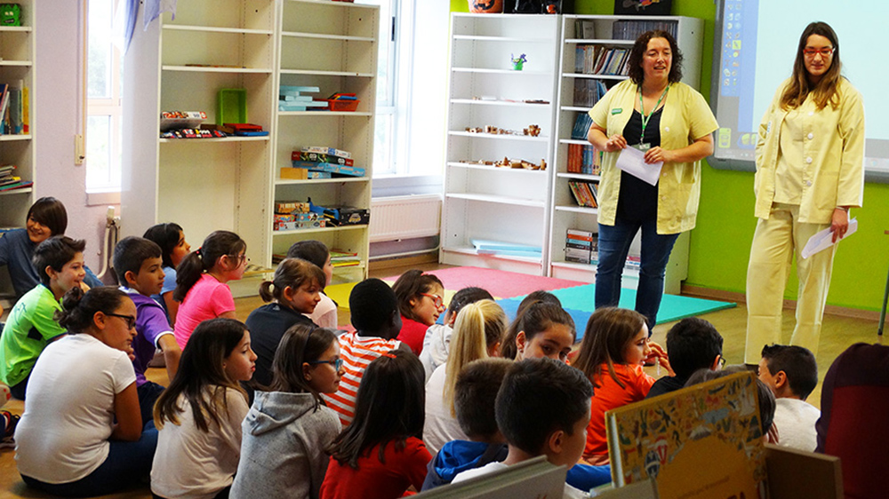 Enfermera escolar explica a hábitos saludables a los niños de un colegio de Galicia