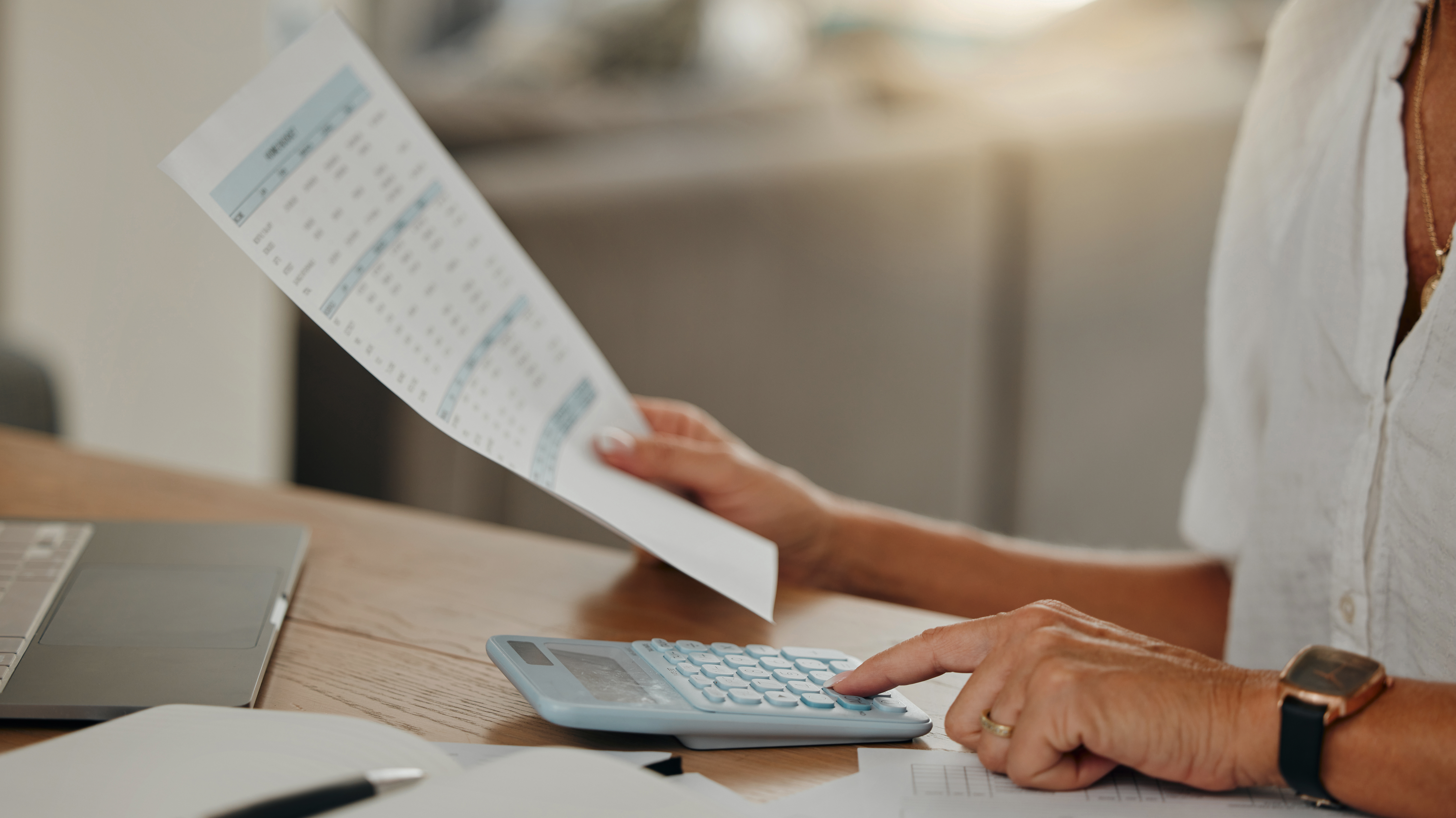 Mujer calcula un presupuesto haciendo uso de la calculadora