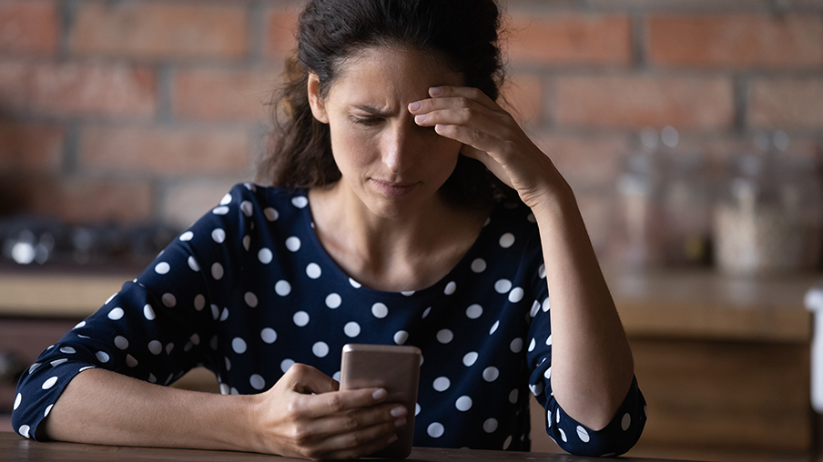 Mujer con teléfono móvil