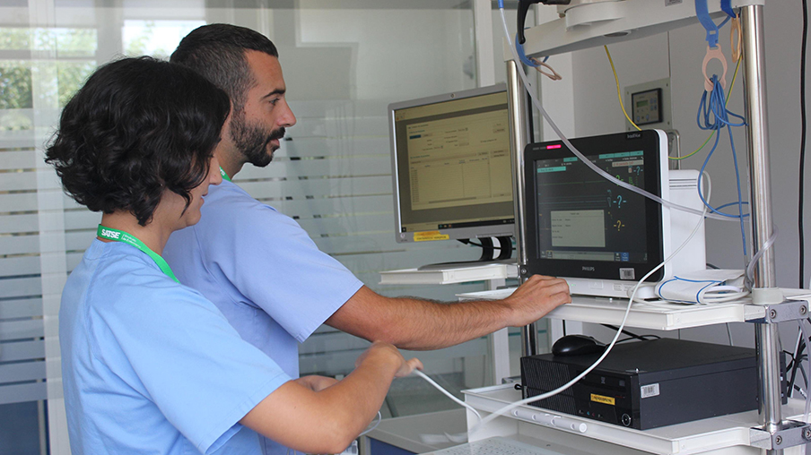 Enfermeras revisan datos clínicos y equipos en un centro sanitario