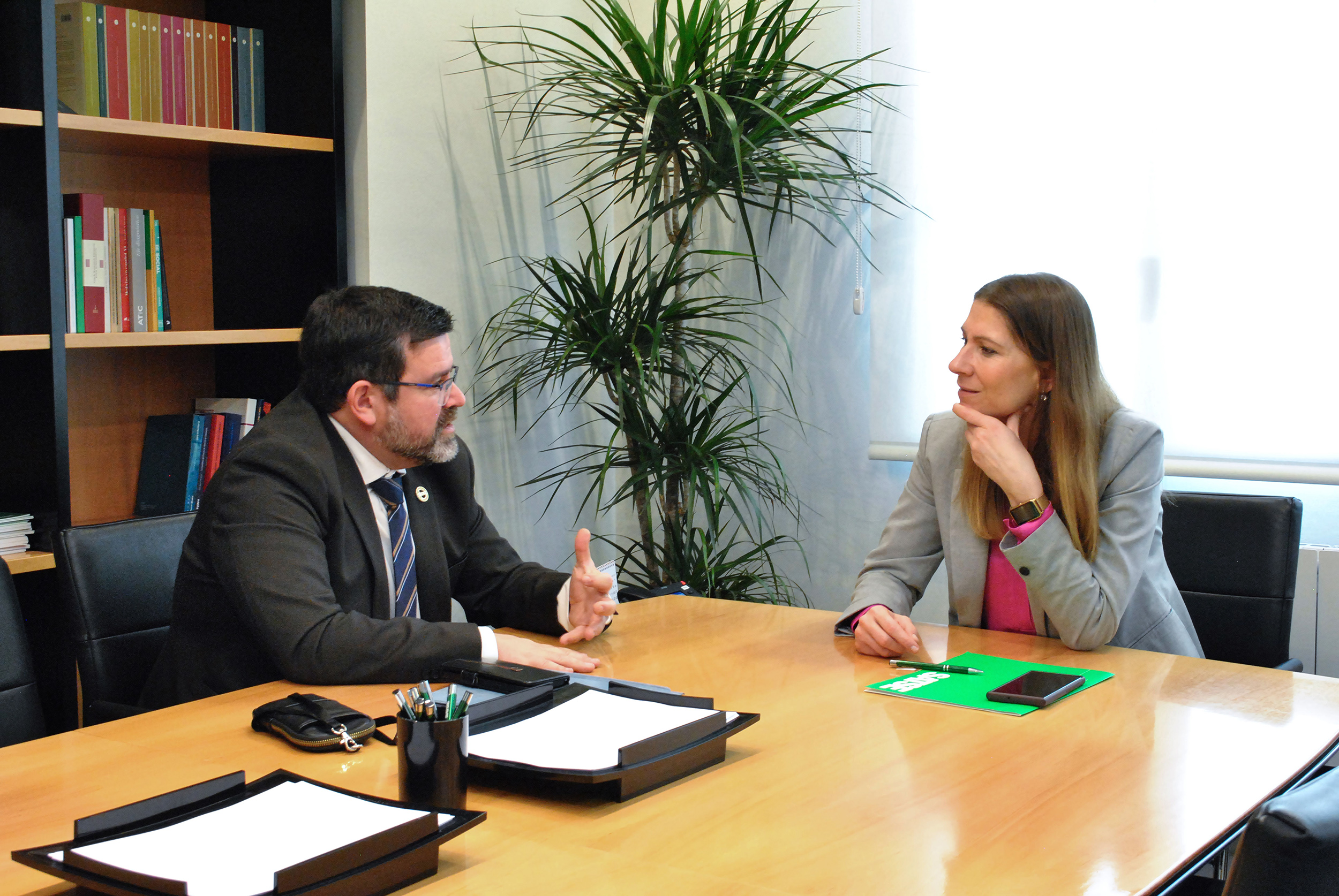 Laura Villaseñor, presidenta de SATSE, y el presidente del Consejo General de Colegios de Fisioterapeutas (CGCFE), Gustavo Paseiro