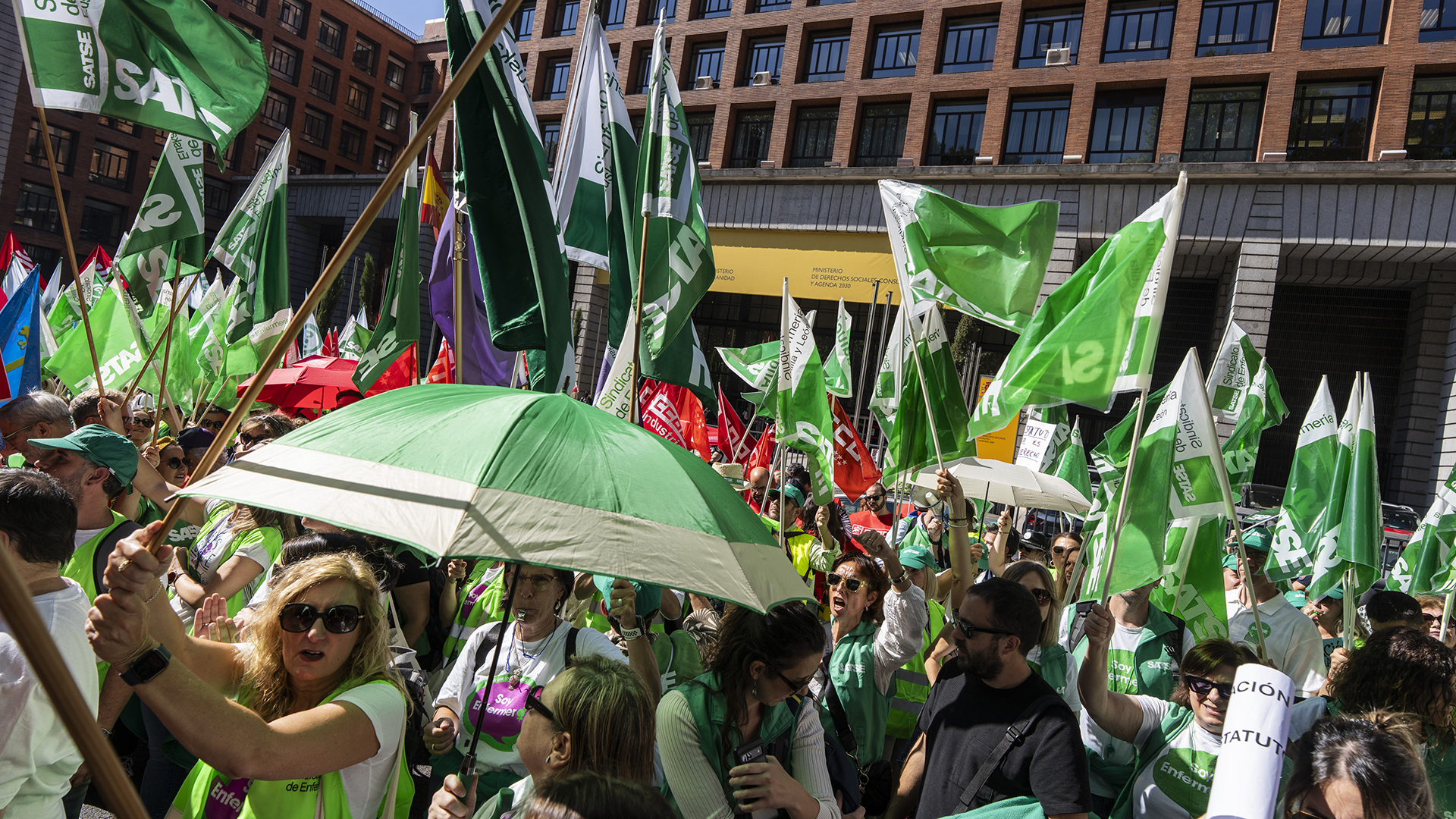 La responsabilidad es del ministerio de Sanidad, pero también de las Autonomías, que son quienes deben llevar a la práctica la Ley del Estatuto Marco